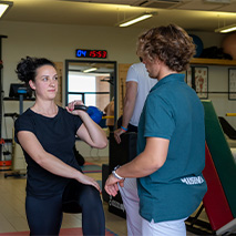 Fisioterapista che aiuta una paziente nella palestra riabilitativa